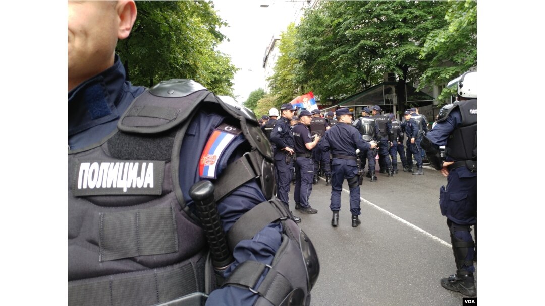 Policija sprečava pripadnike desničarskih organizacija da priđu mestu održavanja festivala "Merdita - dobar dan", koji je otvoren u sredu uveče u Centru za kulturnu dekontaminaciju, u Beogradu, 29. maja 2019.