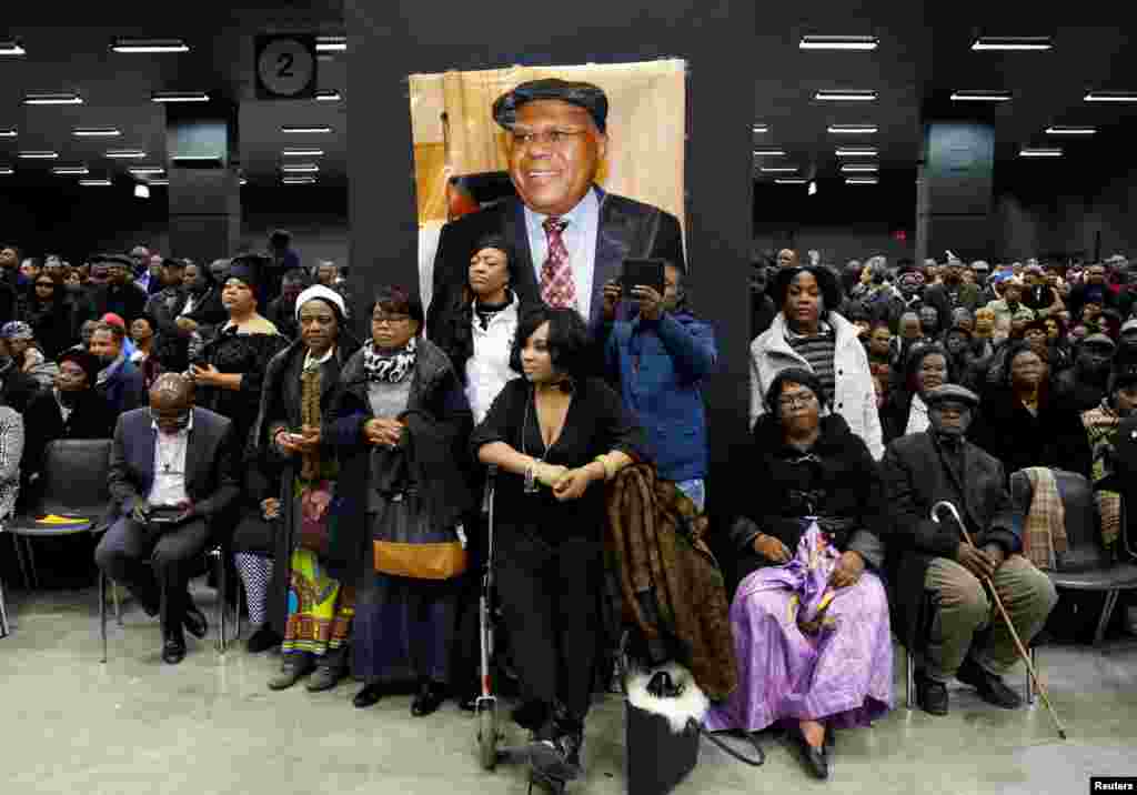 Des personnes se sont réunies pour rendre hommage à Etienne Tshisekedi lors d'une cérémonie à Bruxelles, à Belgique, le 5 février 2017.
