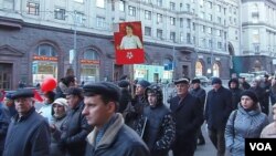 2012年11月7日共產黨人在莫斯科市中心遊行紀念十月革命。明年是十月革命百年紀念，許多俄羅斯人現在想重返蘇聯時代。 （美國之音白樺拍攝）
