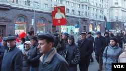 2012年11月7日共产党人在莫斯科市中心游行纪念十月革命。明年是十月革命百年纪念，许多俄罗斯人现在想重返苏联时代。（美国之音白桦拍摄）