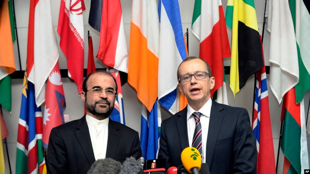 Ông Tero Tapio Varjoranta (phải), Phó Tổng giám đốc IAEA, và ông Reza Najafi, Đại sứ Iran tại IAEA tại cuộc họp ở Vienne, 29/10/13