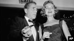 Humphrey Bogart y su esposa, Lauren Bacall, en el estreno de 'The Desperate Hours', en1955. 