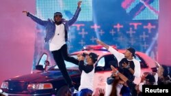 Jason Derulo performs onstage during the Teen Choice Awards 2014 in Los Angeles, California August 10, 2014. REUTERS/Mario Anzuoni (UNITED STATES - Tags: ENTERTAINMENT) (TEENCHOICEAWARDS-SHOW) - RTR41WWP