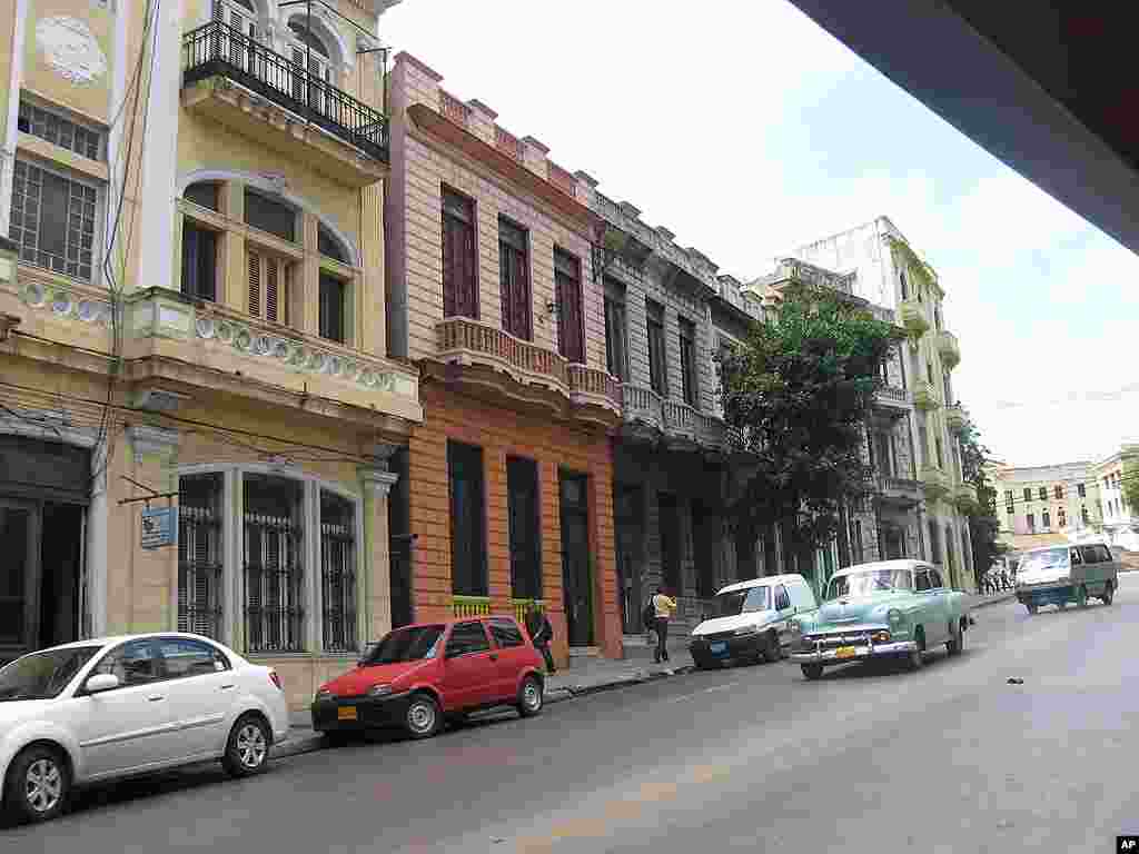 Một cảnh trên đường phố Santiago, Cuba. 24-3-12 (VOA Socolovsky) 