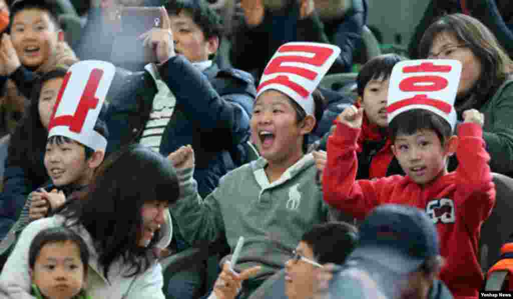 30일 한국 경기도 과천국립과학관에 모여 발사 장면을 지켜보며 환호성을 지르는 어린이들.