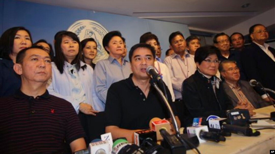 Pemimpin Partai Demokrat dan mantan Perdana Menteri Thailand Abhisit Vejjajiva (tengah) didampingi oleh para anggota partai saat berbicara dengan wartawan di Bangkok (8/12). (AP/Sakchai Lalit)