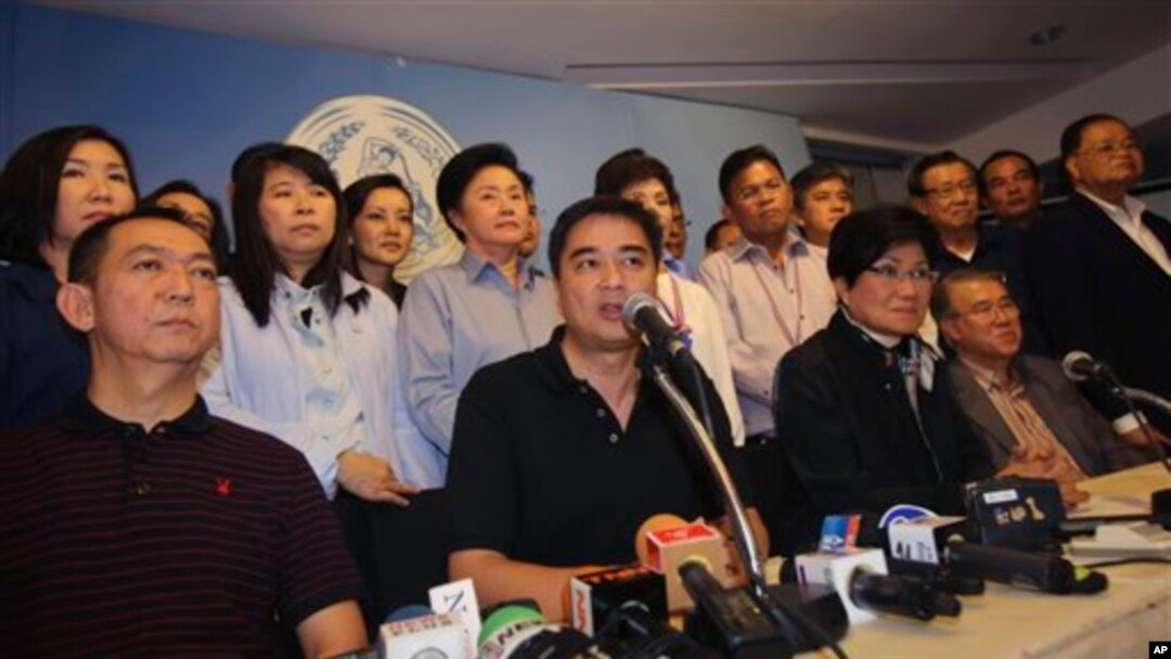 Pemimpin Partai Demokrat Thailand dan mantan perdana menteri Prime Minister Abhisit Vejjajiva (tengah) dalam sebuah jumpa pers didampingi para anggota partai lainnya (8/12). (AP/Sakchai Lalit)