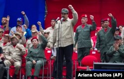 Devlet Başkanı Nicolas Maduro Bolivarcı milislerin komutanıyla