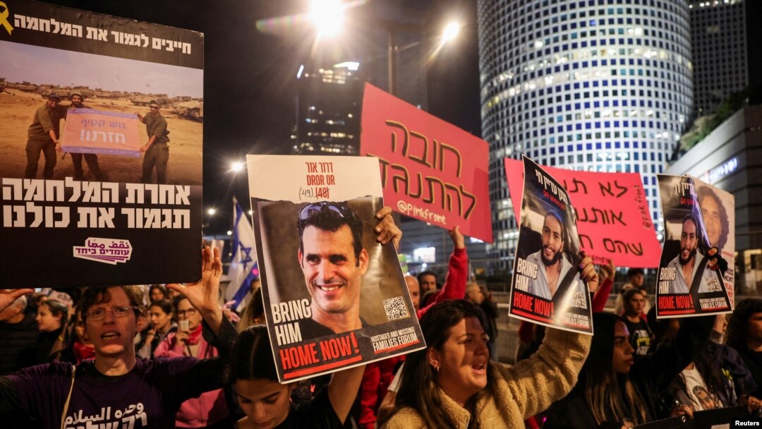 Izraelci protestuju protiv vlade i pružaju podršku taocima koji su oteti tokom napada Hamasa 7. oktobra 2023. Tel Aviv, 30. novembar, 2024. (Foto: REUTERS/Ronen Zvulun)