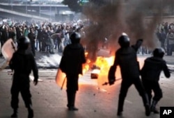 Face-à-face entre les manifestants et la police anti-émeute