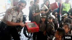 Para "polisi anak" dari TK Hompimpah Surabaya mendatangi kantor Polsek Tegalsari Surabaya, untuk mengenal profesi polisi sekaligus belajar berperilaku baik dan tidak melanggar hukum (foto: VOA/Petrus Riski)