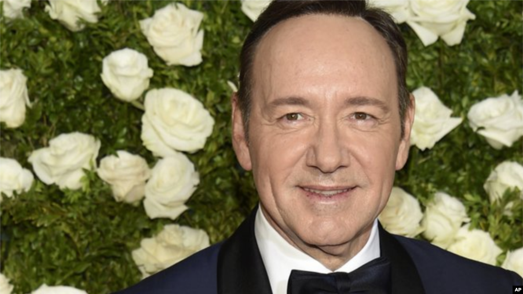 El actor Kevin Spacey, protagonista de la serie House of Cards, fue acusado el domingo de acoso sexual en un incidente presuntamente ocurrido hace más de tres décadas.