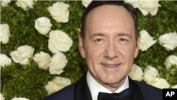 El actor Kevin Spacey, protagonista de la serie House of Cards, fue acusado el domingo de acoso sexual en un incidente presuntamente ocurrido hace más de tres décadas.