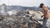 Des habitants inspectent les dégâts de leurs maisons détruites par la lave du volcan Nyiragongo près de Goma, en République démocratique du Congo, le 23 mai 2021. 