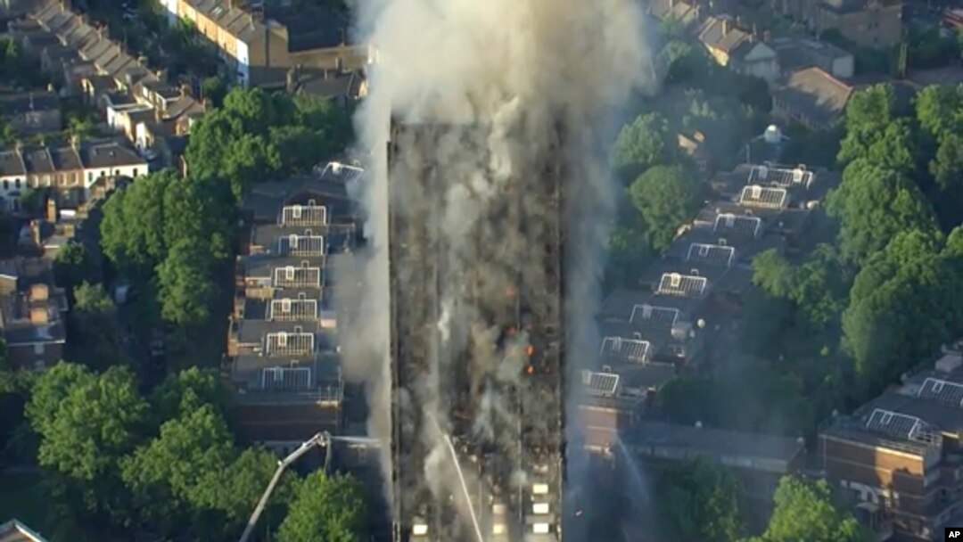 Asap mengepul dari kebakaran di Apartemen Grenfell Tower, North Kensington, London, 14 Juni 2017. (Sky News via AP)
