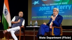 ລັດຖະມົນຕີການຕ່າງປະເທດ ສຫລ ທ່ານ John Kerry ຕອບຄຳຖາມ ພວກນັກສຶກສາ ພວກອາຈານ ແລະຜູ້ນຳ ກຸ່ມສັງຄົມພົນລະເຮືອນ ຫຼັງຈາກກ່າວຄຳປາໄສ ທີ່ສະຖາບັນ ເທັກໂນໂລຈີອິນເດຍ. (31 ສິງຫາ 2016)
