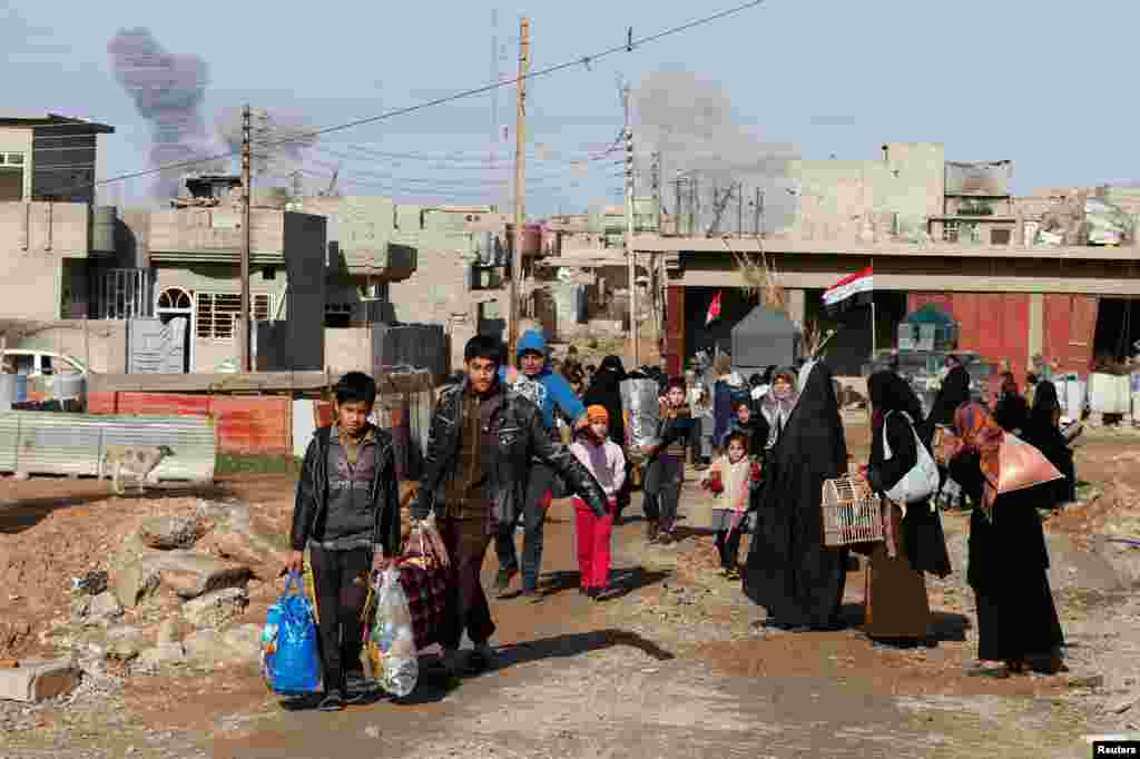 عراقی حکام کا خیال ہے کہ لاکھوں لوگ اب بھی موصل میں پھنسے ہوئے ہیں۔