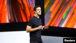 2017년 6월 5일, 미국 캘리포니아주 산호세에서 열린 애플 연례 세계 개발자 회의(WWDC)에서 존 터너스 맥 및 아이패드 하드웨어 엔지니어링 부문 부사장이 발언하고 있다.