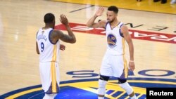 Andre Iguodala et Stephen Curry, Oracle Arena, Oakland, Californie, le 4 juin 2017. (Kyle Terada-USA TODAY Sports)