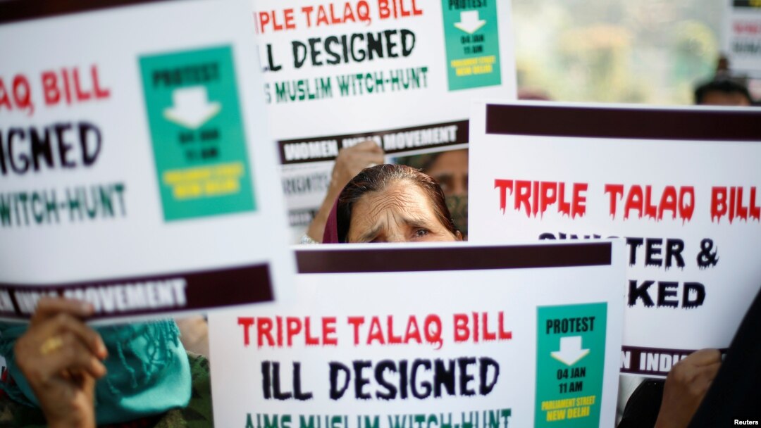 بھارت کے ایوان زیریں سے تین طلاق کے بل کی منظوری کے خلاف نئی دہلی میں خواتین مظاہرہ کر رہی ہیں۔ 4 جنوری 2018