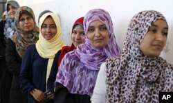 Des électrices s'apprêtent à voter en Libye