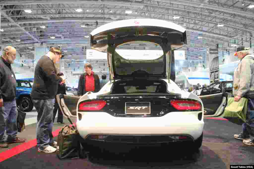 Sentarse tras el volante de un Viper y dejar volar la imaginación es parte de las aventuras que se pueden disfrutar en la feria de automóviles en Washington.