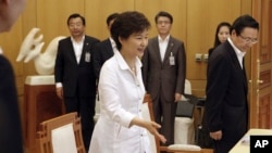 South Korean President Park Geun-hye, center, arrives to preside over a security meeting to discuss the upcoming South and North Korea talks at the presidential house in Seoul, South Korea, June 10, 2013.