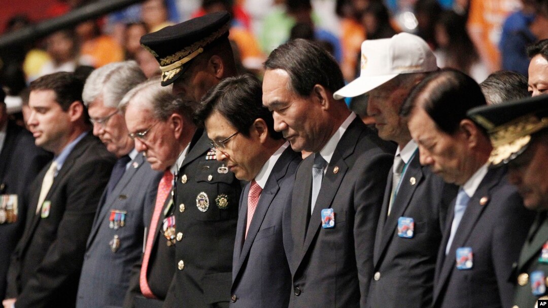 PM Hwang Kyo-ahn (tengah) menghadiri upacara peringatan 63 tahun berakhirnya Perang Korea di Seoul, Korea Selatan Rabu (27/7).