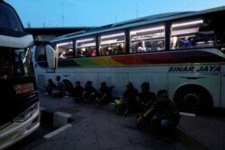 Menjelang Idul Fitri tahun lalu, para pemudik menunggu kedatangan bus di Stasiun Bus Pulo Gebang, Jakarta. (foto: dok.)