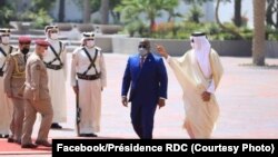 Emir ya Qatar Cheikh Tamin Bin Hamad (D) ayambi président Félix Tshisekedi na Doha, Qatar, 29 mars 2021. (Facebook/Présidence RDC)