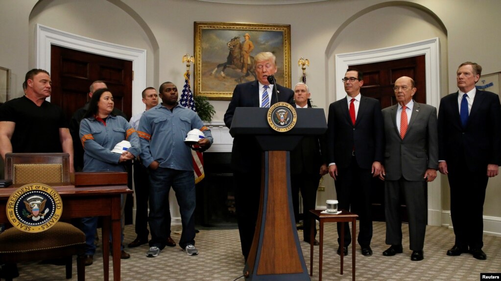美国副总统彭斯、财政部长努钦（右三）、商务部长罗斯（右二）和美国贸易代表莱特希泽（右一）参加了川普总统在白宫签署征收钢铝关税宣言的仪式（2018年3月8日）。其中财政部长努钦、商务部长罗斯和美国贸易代表莱特希泽定于5月3号启程前往中国访问。