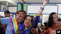 Members of lesbian, gay, bisexual and transgender (LGBT) community and their supporters celebrate after India's top court agreed to re-examine a colonial-era law that criminalizes homosexual acts in Mumbai, India, Feb 2, 2016. 