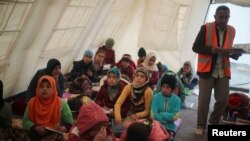کلاس درسی که داخل یک چادر توسط صندوق کودکان سازمان ملل متحد، یونیسف، در اطراف موصل برپا شده است - ۱۸ آذر ۱۳۹۵ 