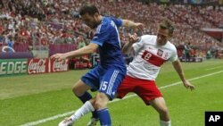 Cầu thủ Vassilis Torosidis của Hy Lạp, trái, và cầu thủ Ba Lan Maciej Rybus trong trận đấu mở màn Giải Vô Địch Bóng Đá Châu Âu 2012 ở Ba Lan, 6/8/2012