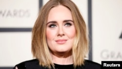 La cantante Adele llega a la 58a entrega de los Premios Grammy en Los Ángeles, California, el 15 de febrero de 2016.