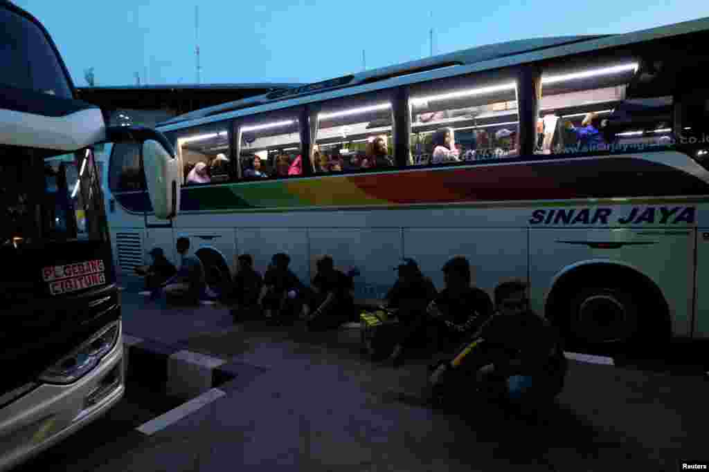 Para pemudik menunggu kedatangan bis mereka di Stasiun Bus Pulo Gebang, Jakarta, untuk pulang ke kota masing-masing dan merayakan Idul Fitri, 31 Mei 2019. (Foto: Reuters)