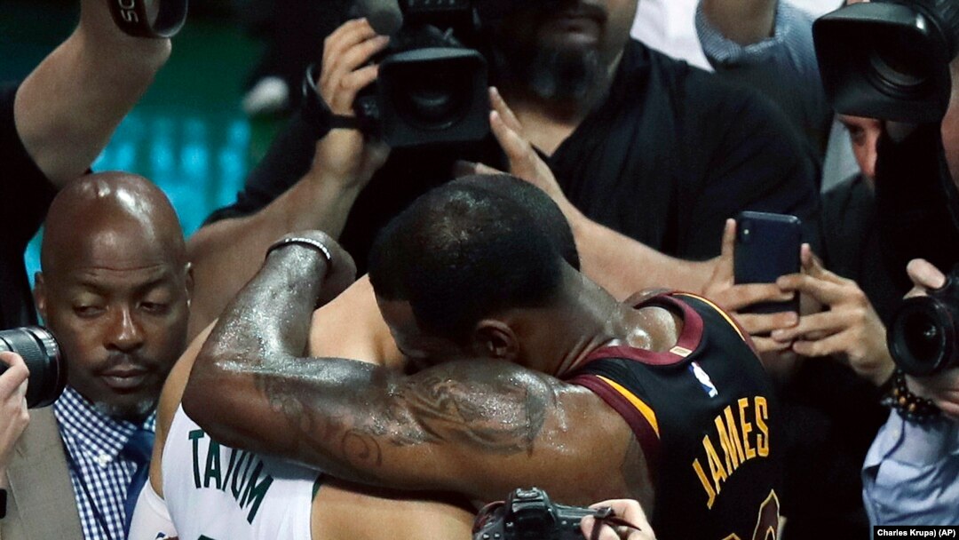Košarkaš Klivlend Lebron Džejms grli rukija Bostona Džejsona Tejtuma na kraju sedme utakmcie finala Istočne konferencije u Bostonu, 27. maja 2018. (Foto: AP/Charles Krupa))