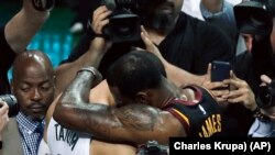 LeBron James des Cleveland Cavaliers, à droite, avec Jayson Tatum des Boston Celtics, après sa victoire lors du match décisif de la finale de la Conférence Est de la NBA, Boston, le 27 mai 2018.