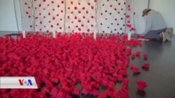 کارێکی هونەری بە گوڵی سووری دەستکرد بۆ ڕێزلێنان لە قوربانیانی کۆرۆنا