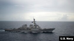 Kapal perusak milik Amerika, USS Decatur (DDG 73), saat melintasi Laut China Selatan, 13 Oktober 2016 (Foto: dok).