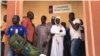 Des membres des familles des victimes attendant les corps, Ouagadougou le 09 novembre 2019 (VOA/Lamine Traoré)