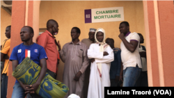 Des membres des familles des victimes attendant les corps, Ouagadougou le 09 novembre 2019 (VOA/Lamine Traoré)