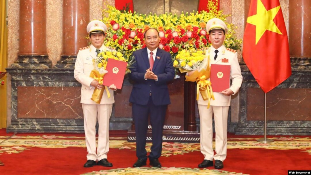 Chủ tịch nước Nguyễn Xuân Phúc trao quyết định thăng quân hàm từ Trung tướng lên Thượng tướng cho hai Thứ trưởng Bộ Công an Trần Quốc Tỏ, Lương Tam Quang, ngày 6/1/2022. Photo VPCTN.