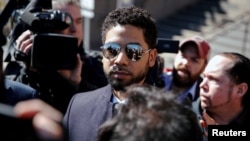 El actor Jussie Smollett abandona la corte al conocerse que la fiscalía anuló las acusaciones en su contra. Chicago, Illinois, 26-3-19.