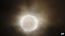 Mặt trăng che khuất phần lớn mặt trời để tạo ra ‘vòng tròn lửa’ trên bầu trời gần Tokyo, ngày 21/5/2012
