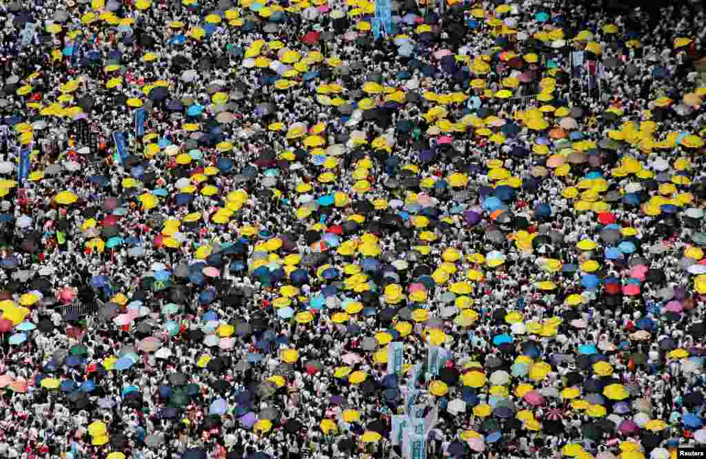 2019年6月9日在中国香港，示威群众要求当局废除拟议中的把犯人引渡到中国的法案。他们手持黄色雨伞，这是过去的占领中环运动的象征。