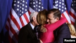 Kandidat calon presiden Partai Republik, Ted Cruz, memeluk kandidat cawapresnya, Carly Fiorina, sebelum mengumumkan pengunduran diri dari kompetisi kepresidenan di Indianapolis, Indiana (3/5). (Reuters/Chris Bergin)