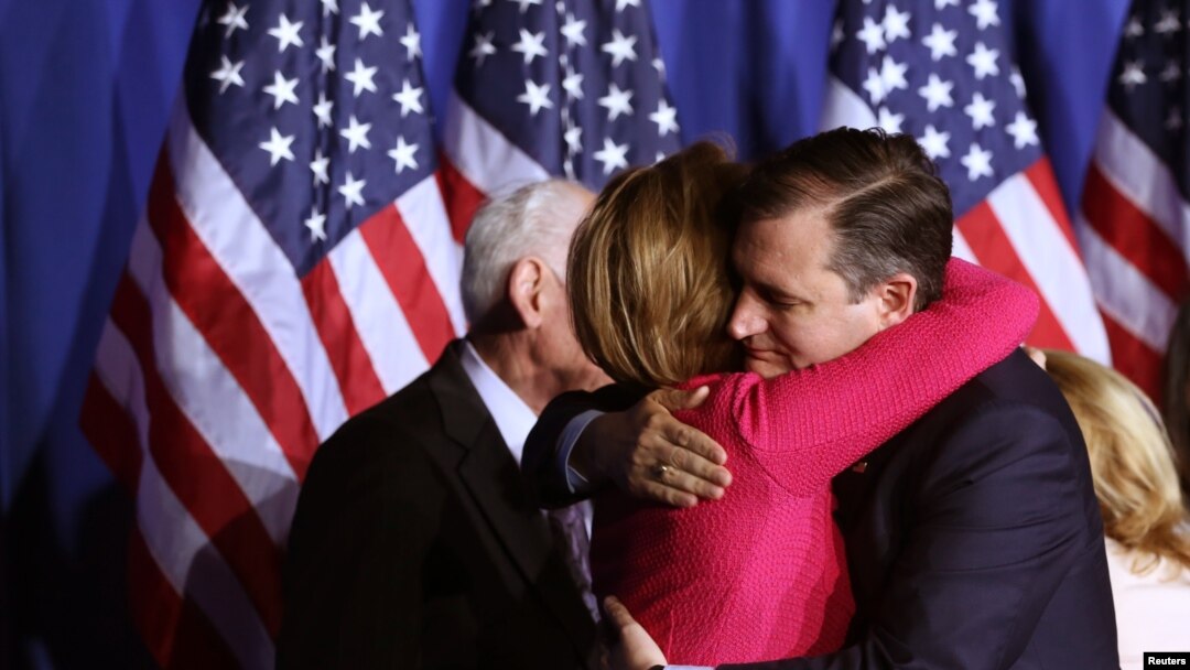 Kandidat calon presiden Partai Republik, Ted Cruz, memeluk kandidat cawapresnya, Carly Fiorina, sebelum mengumumkan pengunduran diri dari kompetisi kepresidenan di Indianapolis, Indiana (3/5). (Reuters/Chris Bergin)