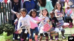 Niños visitantes de la Casa Blanca durante la Carrera de Huevos de Pascua en 2016.