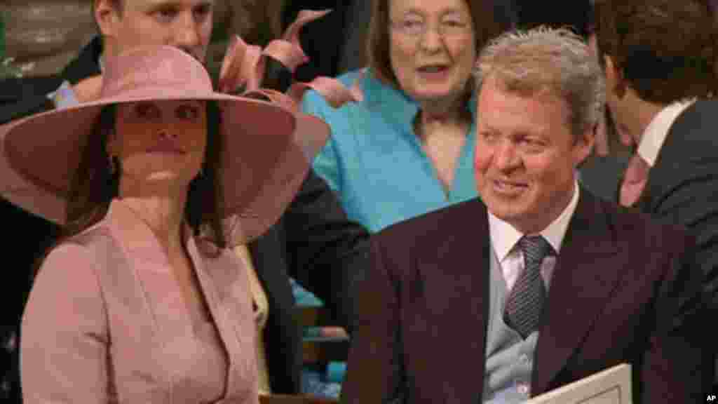 Чарлс Спенсер, братот на починатата принцеза Дијана, во очекување на почетокот на венчавката. (AP Photo/APTN)